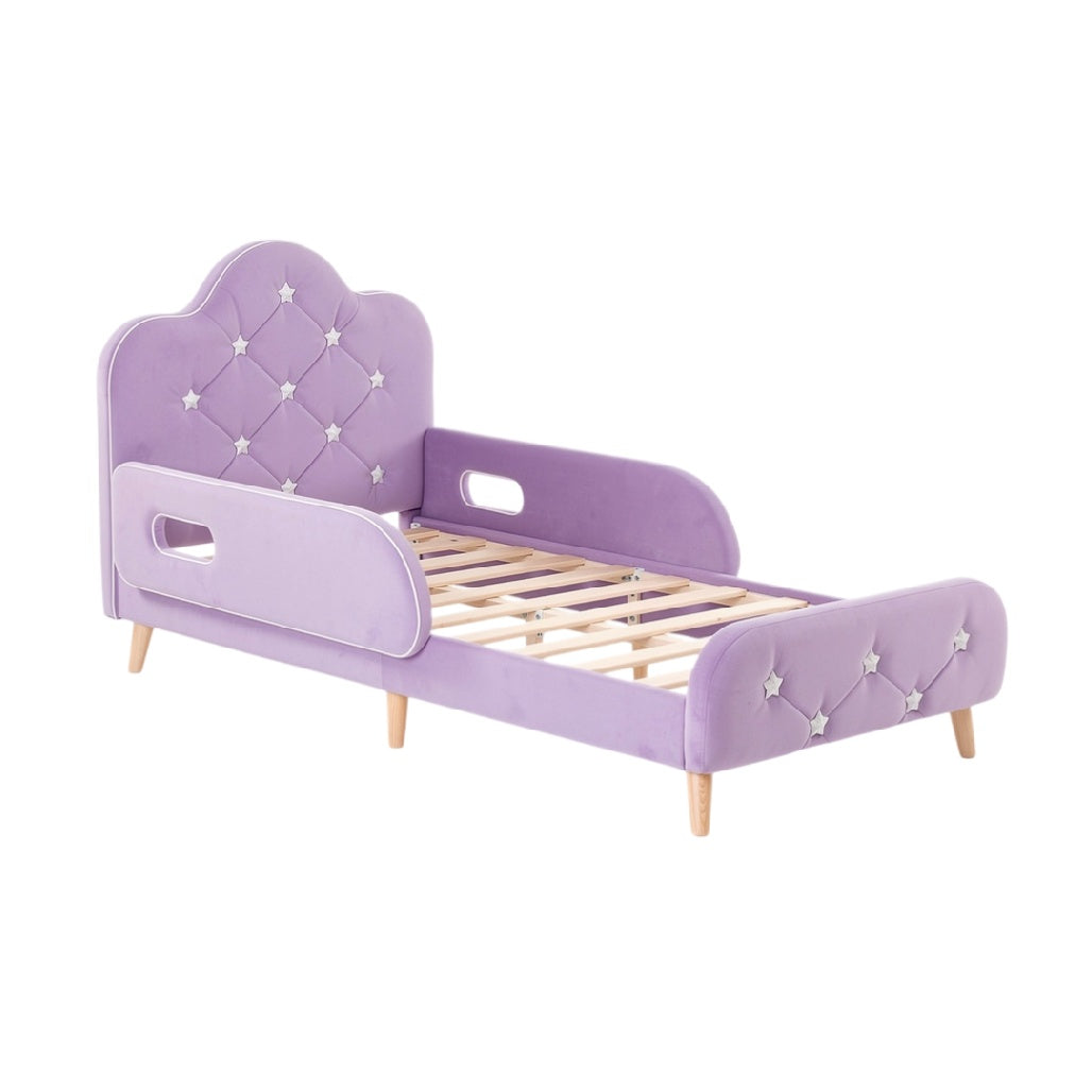 **Lit bébé en velours violet avec tête de lit nuage et pieds en bois**